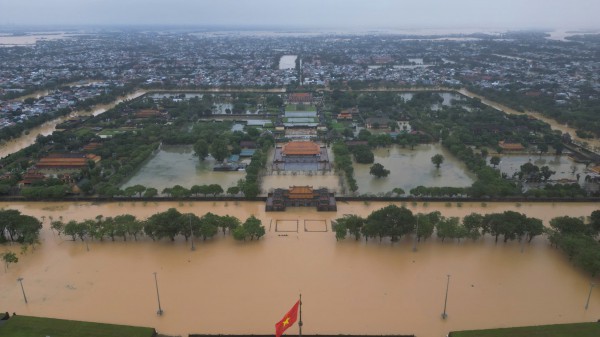Đoạn tường Hoàng thành Huế đổ sập sau 3 đợt lũ lụt