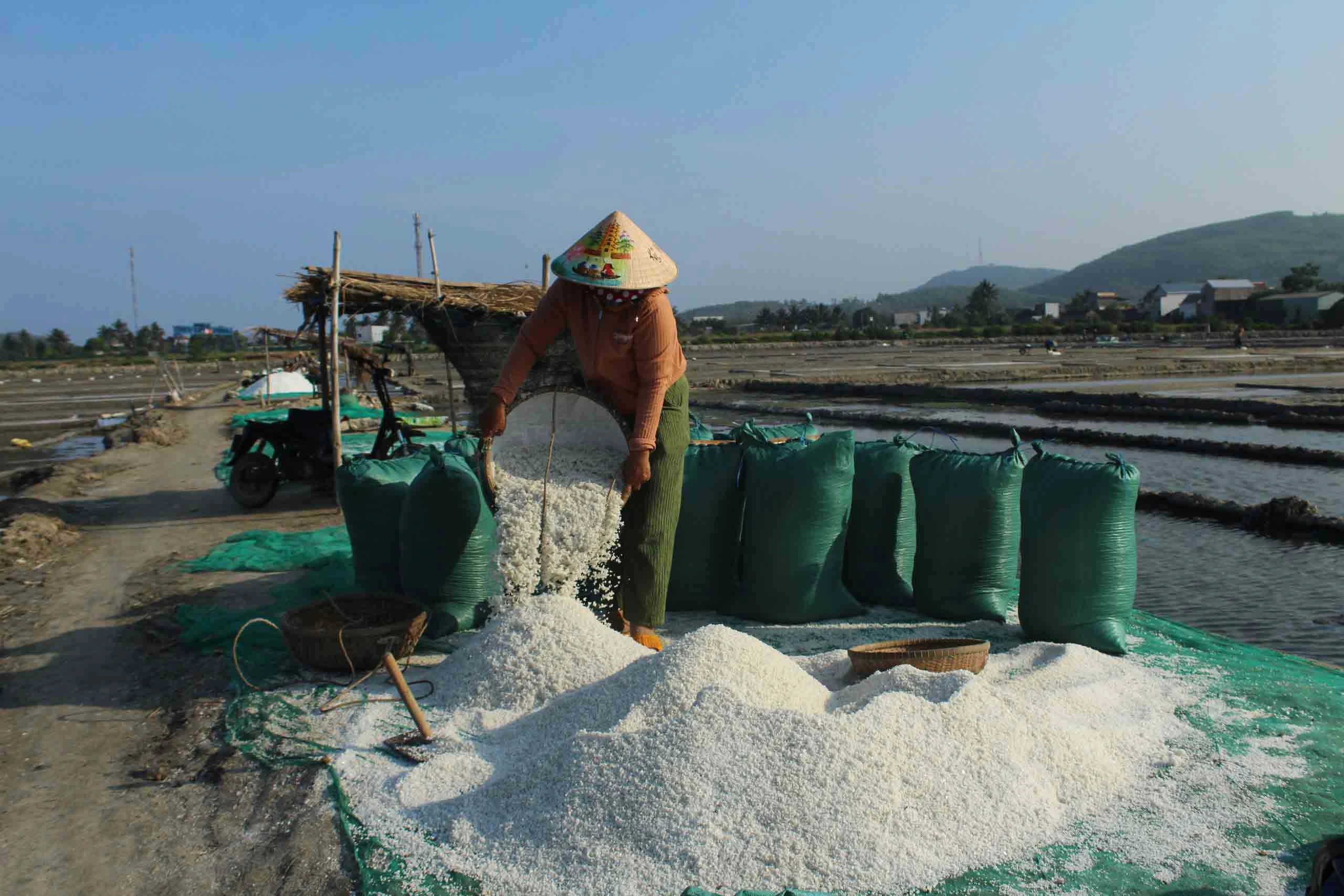Độc đáo di sản văn hóa phi vật thể: Truyền đời hạt muối Sa Huỳnh Độc đáo di sản văn hóa phi vật thể: Truyền đời hạt muối Sa Huỳnh