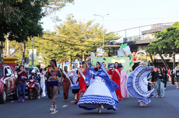 Đường phố Đà Lạt rực rỡ sắc màu cùng 80 hoa hậu diễu hành Tea Carnival
