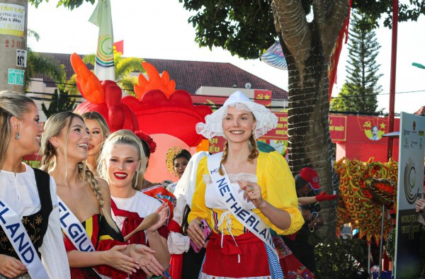 Đường phố Đà Lạt rực rỡ sắc màu cùng 80 hoa hậu diễu hành Tea Carnival