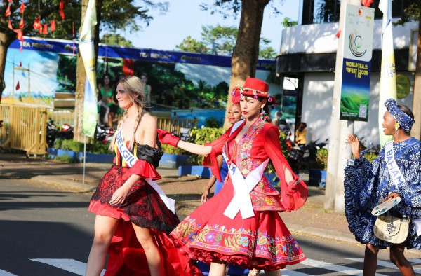 Đường phố Đà Lạt rực rỡ sắc màu cùng 80 hoa hậu diễu hành Tea Carnival