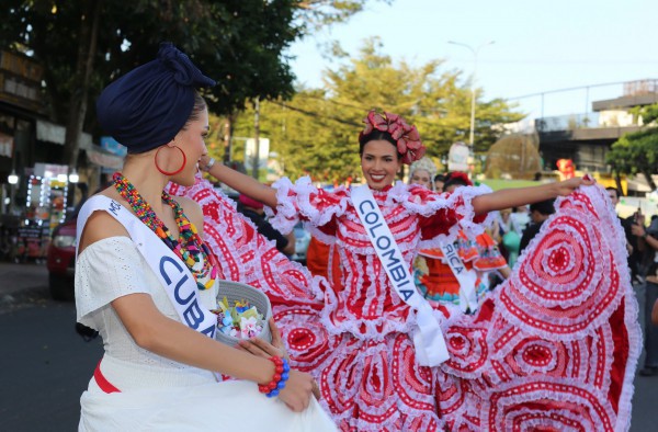 Đường phố Đà Lạt rực rỡ sắc màu cùng 80 hoa hậu diễu hành Tea Carnival