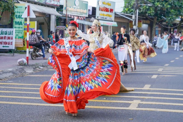Đường phố Đà Lạt rực rỡ sắc màu cùng 80 hoa hậu diễu hành Tea Carnival