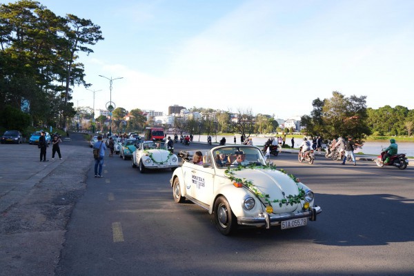 Đường phố Đà Lạt rực rỡ sắc màu cùng 80 hoa hậu diễu hành Tea Carnival