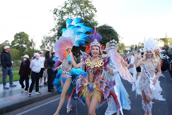Đường phố Đà Lạt rực rỡ sắc màu cùng 80 hoa hậu diễu hành Tea Carnival
