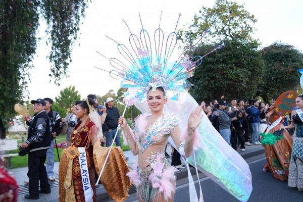 Đường phố Đà Lạt rực rỡ sắc màu cùng 80 hoa hậu diễu hành Tea Carnival