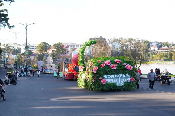 Đường phố Đà Lạt rực rỡ sắc màu cùng 80 hoa hậu diễu hành Tea Carnival