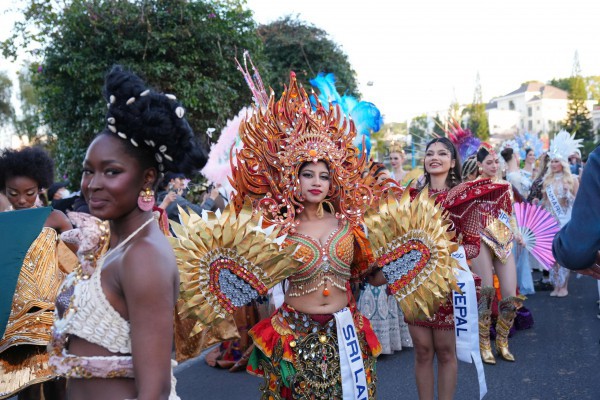 Đường phố Đà Lạt rực rỡ sắc màu cùng 80 hoa hậu diễu hành Tea Carnival