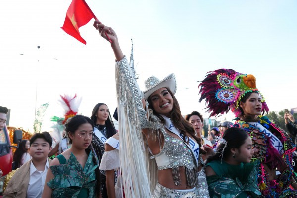 Đường phố Đà Lạt rực rỡ sắc màu cùng 80 hoa hậu diễu hành Tea Carnival