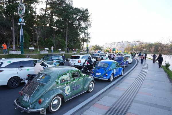 Đường phố Đà Lạt rực rỡ sắc màu cùng 80 hoa hậu diễu hành Tea Carnival