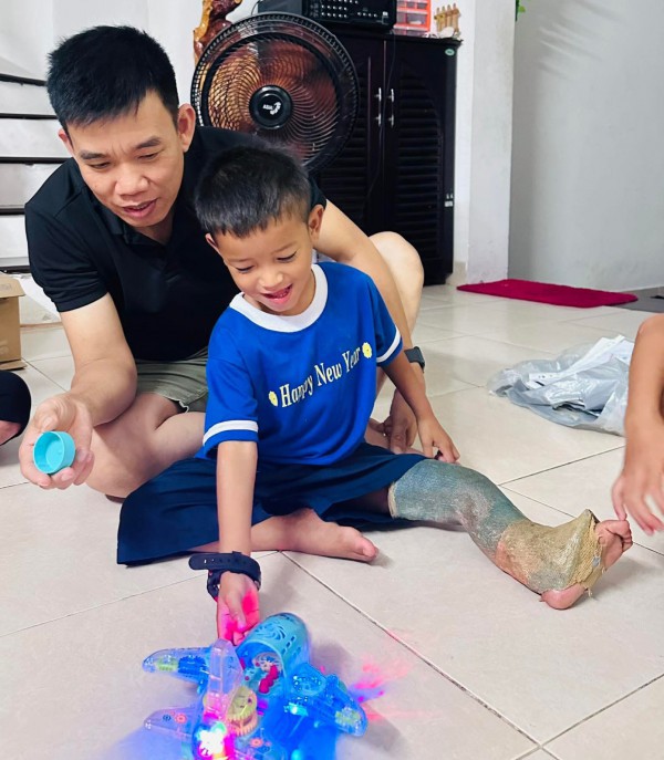 ”Ông bụt” viết chuyện cổ tích giữa đại ngàn