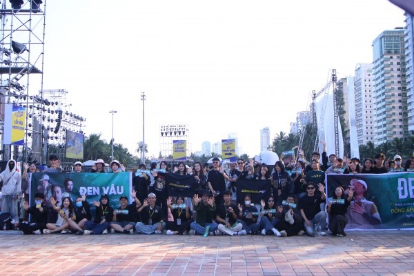 Biển người bùng cháy đêm giao thừa,, xúc động gặp Đen Vâu