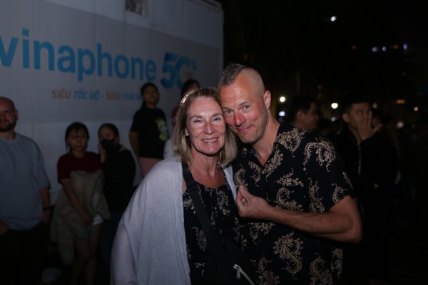 Biển người bùng cháy đêm giao thừa,, xúc động gặp Đen Vâu