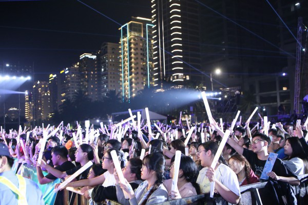 Biển người bùng cháy đêm giao thừa,, xúc động gặp Đen Vâu