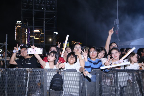 Biển người bùng cháy đêm giao thừa,, xúc động gặp Đen Vâu