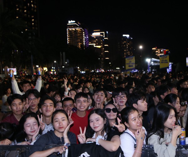 Biển người bùng cháy đêm giao thừa,, xúc động gặp Đen Vâu