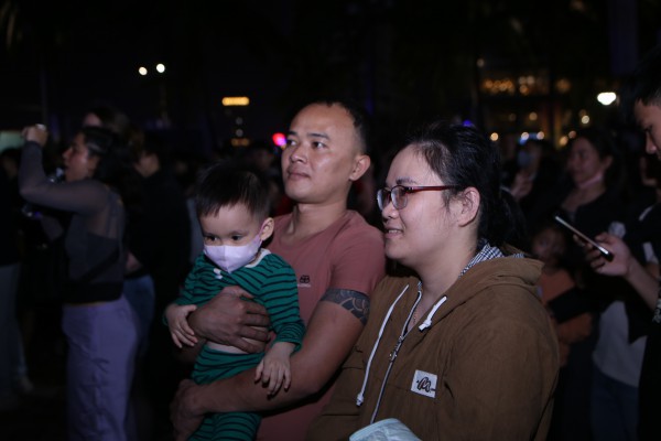 Biển người bùng cháy đêm giao thừa,, xúc động gặp Đen Vâu