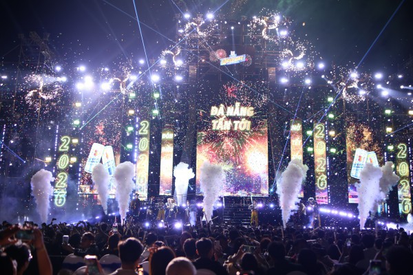 Biển người bùng cháy đêm giao thừa,, xúc động gặp Đen Vâu