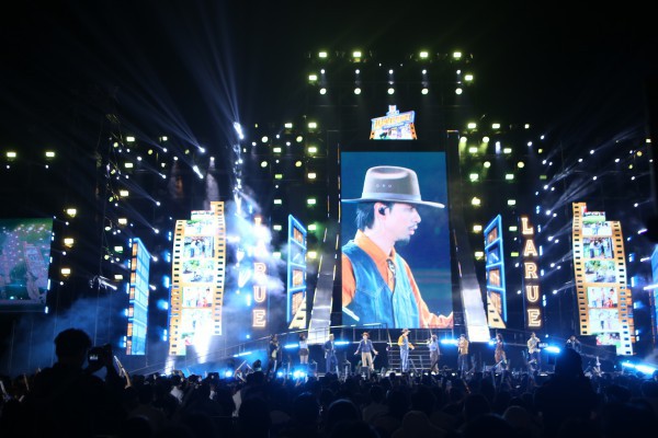 Biển người bùng cháy đêm giao thừa,, xúc động gặp Đen Vâu