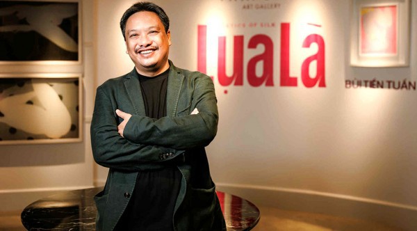 Bùi Tiến Tuấn biến hóa với lụa Bùi Tiến Tuấn biến hóa với lụa