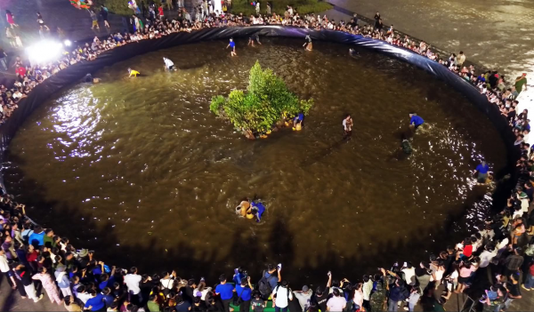 Cà Mau: Độc đáo cuộc thi mò cua giữa quảng trường