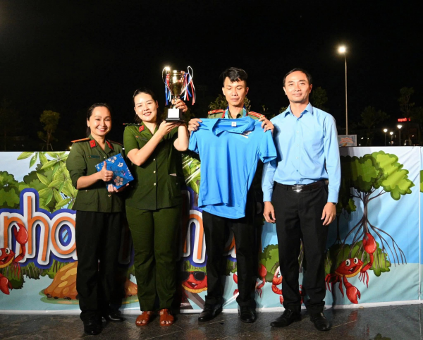 Cà Mau: Độc đáo cuộc thi mò cua giữa quảng trường