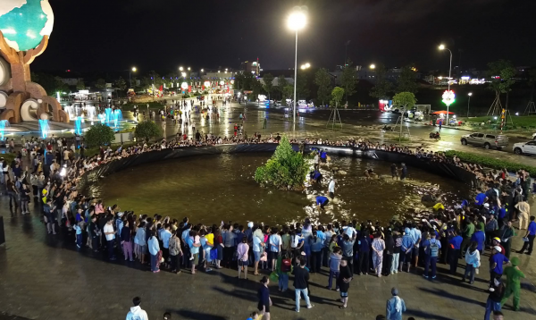 Cà Mau: Độc đáo cuộc thi mò cua giữa quảng trường