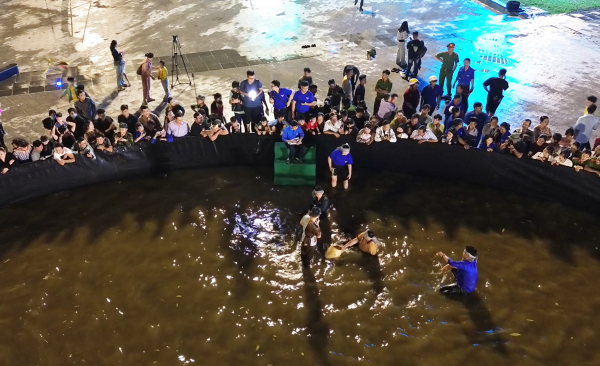 Cà Mau: Độc đáo cuộc thi mò cua giữa quảng trường