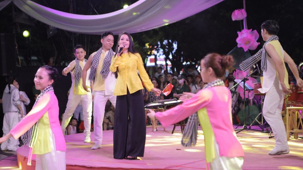 Cẩm Ly, Phương Mỹ Chi hát dân ca giữa hàng chục ngàn khán giả