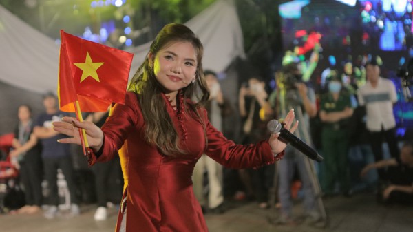 Cẩm Ly, Phương Mỹ Chi hát dân ca giữa hàng chục ngàn khán giả