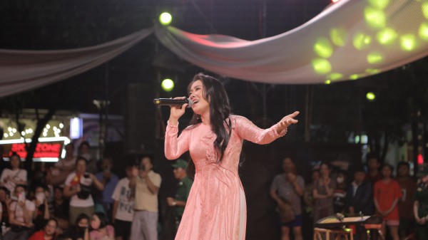 Cẩm Ly, Phương Mỹ Chi hát dân ca giữa hàng chục ngàn khán giả