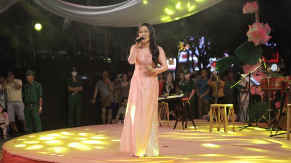 Cẩm Ly, Phương Mỹ Chi hát dân ca giữa hàng chục ngàn khán giả