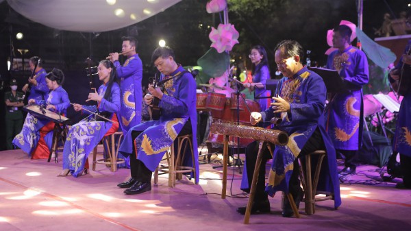 Cẩm Ly, Phương Mỹ Chi hát dân ca giữa hàng chục ngàn khán giả