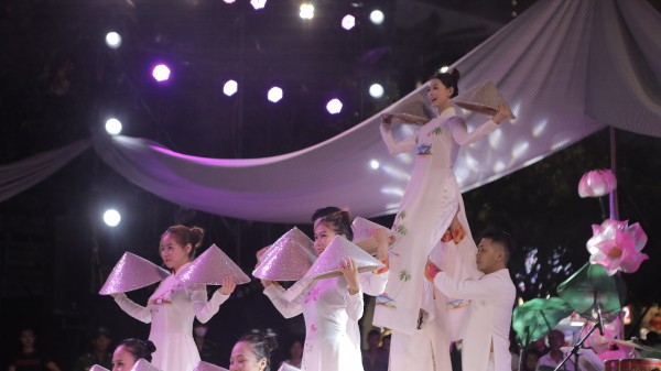 Cẩm Ly, Phương Mỹ Chi hát dân ca giữa hàng chục ngàn khán giả