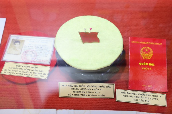 Cần Thơ trưng bày nhiều tư liệu, sách về bầu cử Quốc hội và HĐND