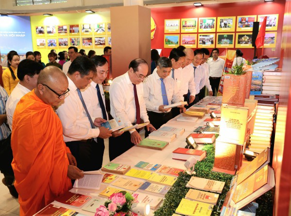 Cần Thơ trưng bày nhiều tư liệu, sách về bầu cử Quốc hội và HĐND