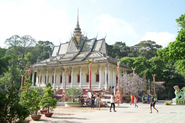 Cận cảnh chùa Hang hàng trăm tuổi giữa Cận cảnh chùa Hang hàng trăm tuổi giữa
