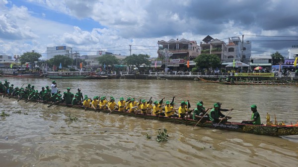 Cận cảnh đua ghe ngo tại lễ hội Ooc Om Boc Vĩnh Long