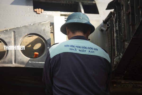 Cận cảnh quá trình lắp đặt máy bay C-119 tại sân bay Tà Cơn