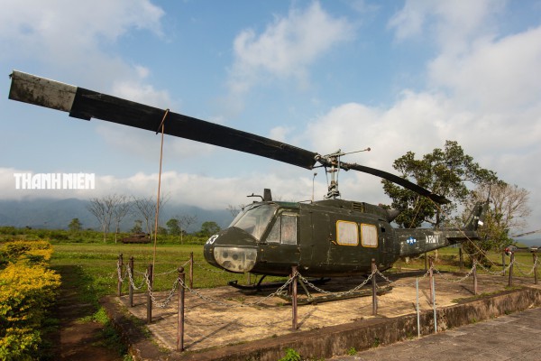 Cận cảnh quá trình lắp đặt máy bay C-119 tại sân bay Tà Cơn