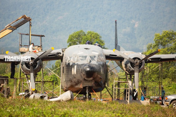 Cận cảnh quá trình lắp đặt máy bay C-119 tại sân bay Tà Cơn