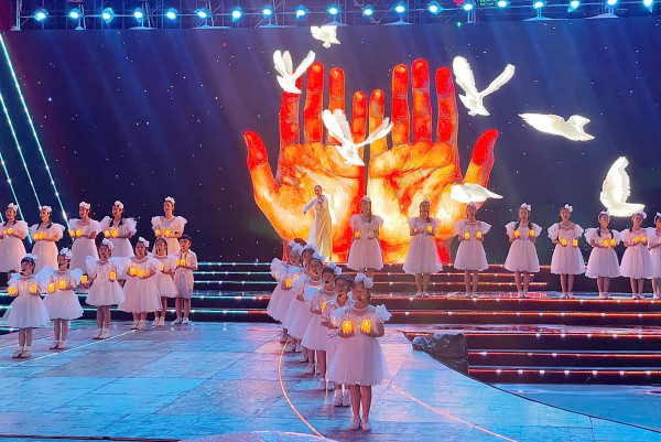 Cầu truyền hình "Vang mãi khúc khải hoàn" kỷ niệm 50 năm đất nước thống nhất Cầu truyền hình "Vang mãi khúc khải hoàn" kỷ niệm 50 năm đất nước thống nhất