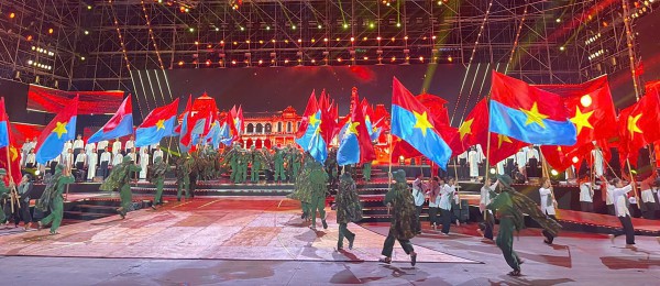 Cầu truyền hình "Vang mãi khúc khải hoàn" kỷ niệm 50 năm đất nước thống nhất Cầu truyền hình "Vang mãi khúc khải hoàn" kỷ niệm 50 năm đất nước thống nhất