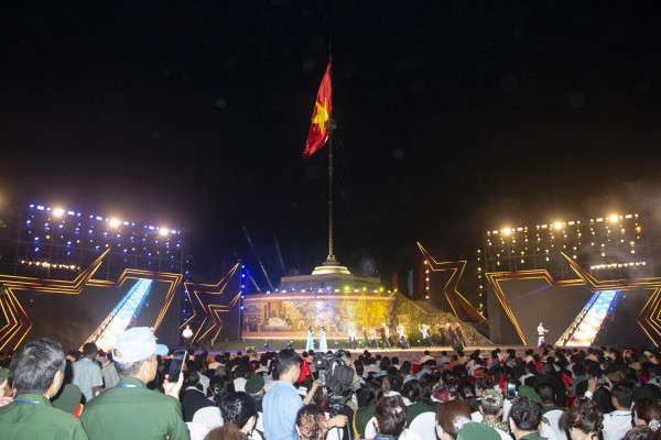 Cầu truyền hình "Vang mãi khúc khải hoàn" kỷ niệm 50 năm đất nước thống nhất Cầu truyền hình "Vang mãi khúc khải hoàn" kỷ niệm 50 năm đất nước thống nhất
