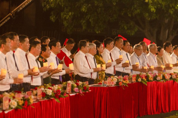 Cầu truyền hình "Vang mãi khúc khải hoàn" kỷ niệm 50 năm đất nước thống nhất Cầu truyền hình "Vang mãi khúc khải hoàn" kỷ niệm 50 năm đất nước thống nhất