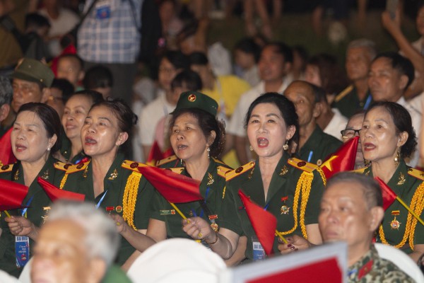 Cầu truyền hình "Vang mãi khúc khải hoàn" kỷ niệm 50 năm đất nước thống nhất Cầu truyền hình "Vang mãi khúc khải hoàn" kỷ niệm 50 năm đất nước thống nhất