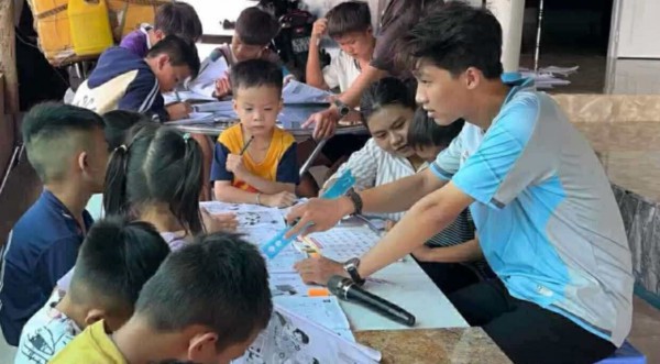 Chàng trai gen Z cùng hành trình gieo nắng sưởi ấm cho đời