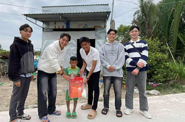 Chàng trai gen Z cùng hành trình gieo nắng sưởi ấm cho đời