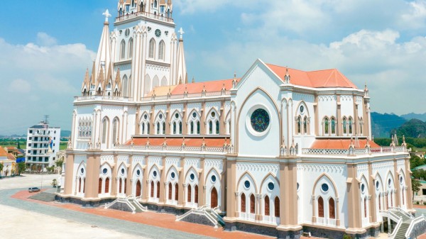 Chiêm ngưỡng nhà thờ Lãng Vân bên đầm ngập nước Vân Long