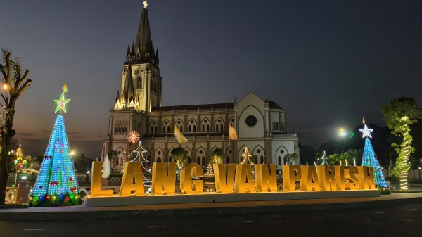 Chiêm ngưỡng nhà thờ Lãng Vân bên đầm ngập nước Vân Long